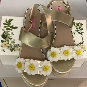 Betsy Johnson platform sandals gold with white and yellow daisies.